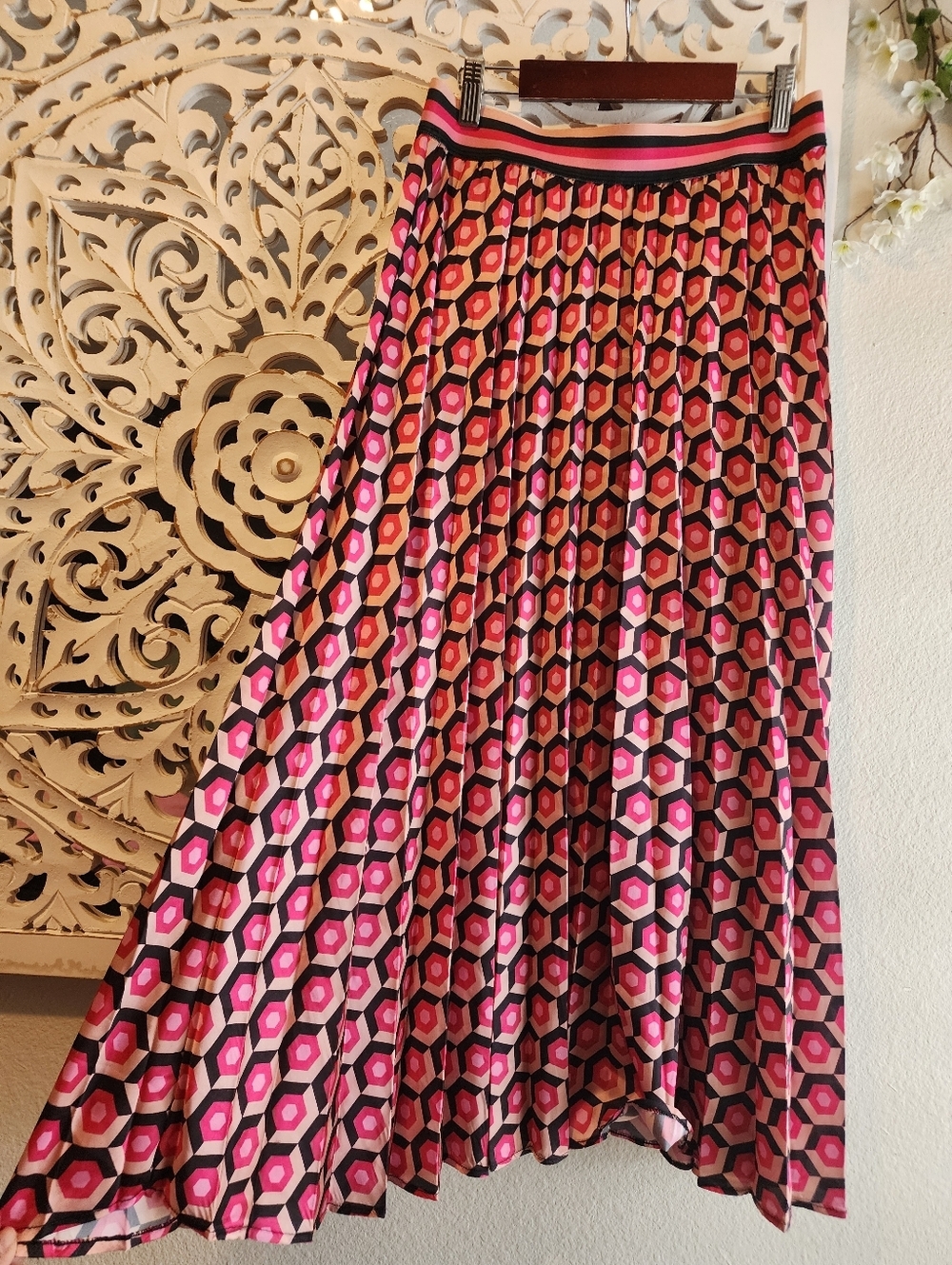GALLERY GEOMETRIC DESIGN PLEATED MIDI SKIRT PINK WHITE SIZE SMALL IMPORTED BRAND - Picture 6 of 12
